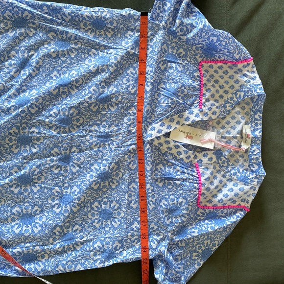 NWT Vineyard Vines blue white tile medallion print top S - Picture 8 of 9